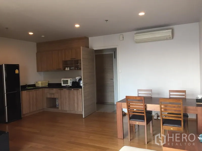 คอนโด ให้เช่าในKhlong San, Bangkok - มุมทานข้าวข้างครัวเปิดพร้อมโต๊ะไม้ 4 ที่นั่ง และเครื่องปรับอากาศ