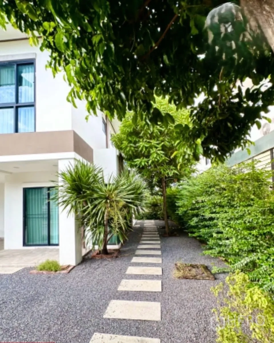 บ้าน ขายในLam Luk Ka, Pathum Thani - สวนข้างบ้านมีทางเดินแผ่นทางเท้า ต้นไม้และแนวไม้พุ่ม