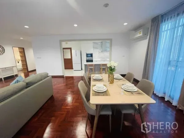 公寓 出租 - 开放式客餐厅与明亮厨房相连，拼花木地板。