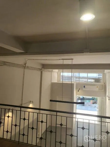 อาคารพาณิชย์ ให้เช่าในPhra Khanong, Bangkok - มุมมองจากชั้นลอย เห็นราวกันตก พื้นที่เพดานสูง และกระจกหน้าร้าน