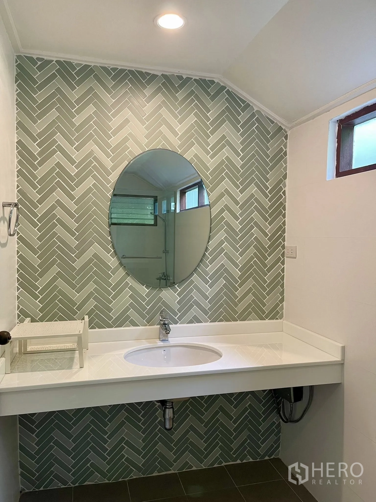 บ้านเดี่ยว for rent in Pathum Wan, Bangkok - ห้องน้ำกระเบื้องลายก้างปลาโทนเขียวพร้อมกระจกวงกลม