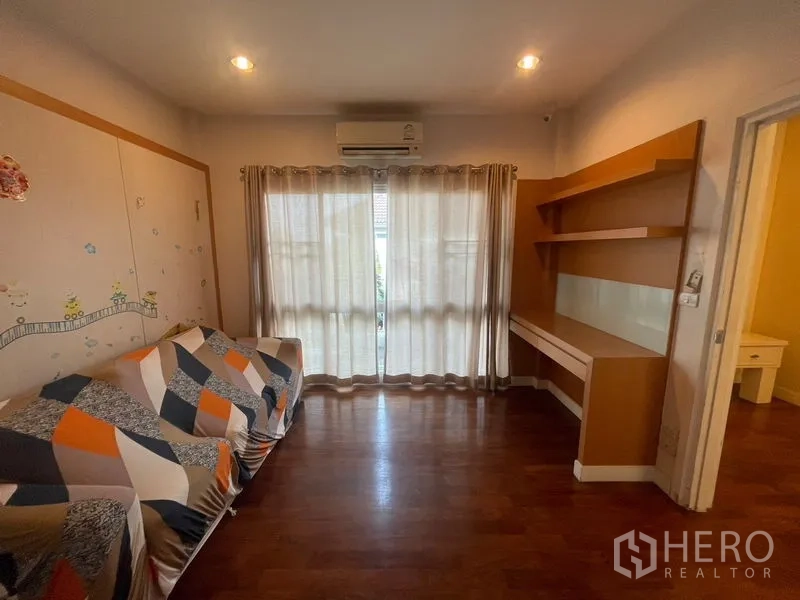 บ้าน ให้เช่าหรือขายในKhan Na Yao, Bangkok - ห้องอเนกประสงค์อบอุ่น พร้อมโต๊ะทำงานและชั้นวางบิลท์อิน ประตูกระจกเปิดสู่ระเบียง