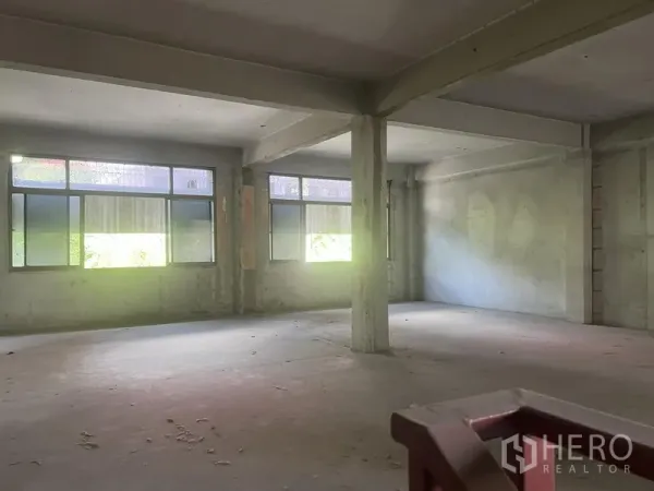 店屋 出租在Watthana, Bangkok - 采光良好的开放空间，转角窗与结构立柱。