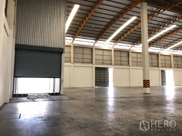 คลังสินค้า ให้เช่าในPhra Nakhon Si Ayutthaya - ประตูม้วนเปิดสู่ท่าขนถ่ายยกระดับภายในโกดัง