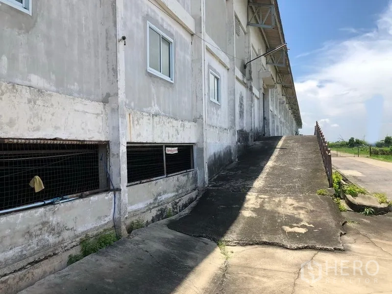 โรงงาน ให้เช่าในLat Krabang, Bangkok - ทางลาดคอนกรีตขึ้นสู่ท่าขนถ่ายยกระดับข้างอาคารโรงงาน
