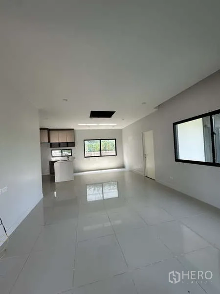 บ้าน ขายในLam Luk Ka, Pathum Thani - พื้นที่นั่งเล่น-รับประทานอาหารกว้าง โทนสีเรียบ