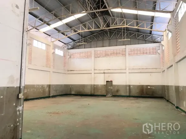 โรงงาน ให้เช่าในPathum Thani - พื้นที่ผลิตโล่ง ผนังสูง ช่องลมระบายอากาศ พื้นคอนกรีตใต้หลังคาเมทัลชีท