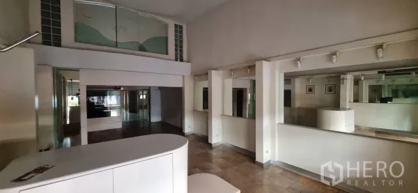 店屋 出租或出售在Bangkok - 底层零售区，设接待台、镜面墙与夹层玻璃隔断。