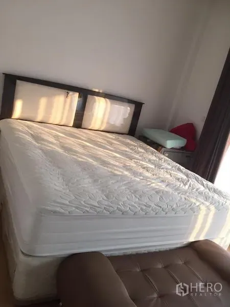 联排别墅 出租或出售在Wang Thonglang, Bangkok - 主卧采光充足，配大床、深色窗帘与简约装饰。