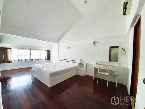 独立式住宅 出租在Phra Khanong, Bangkok - 主卧采光充足，挑高天花与大窗户，抛光木地板，位于Punnawithi苏坤逸出租独栋住宅内。