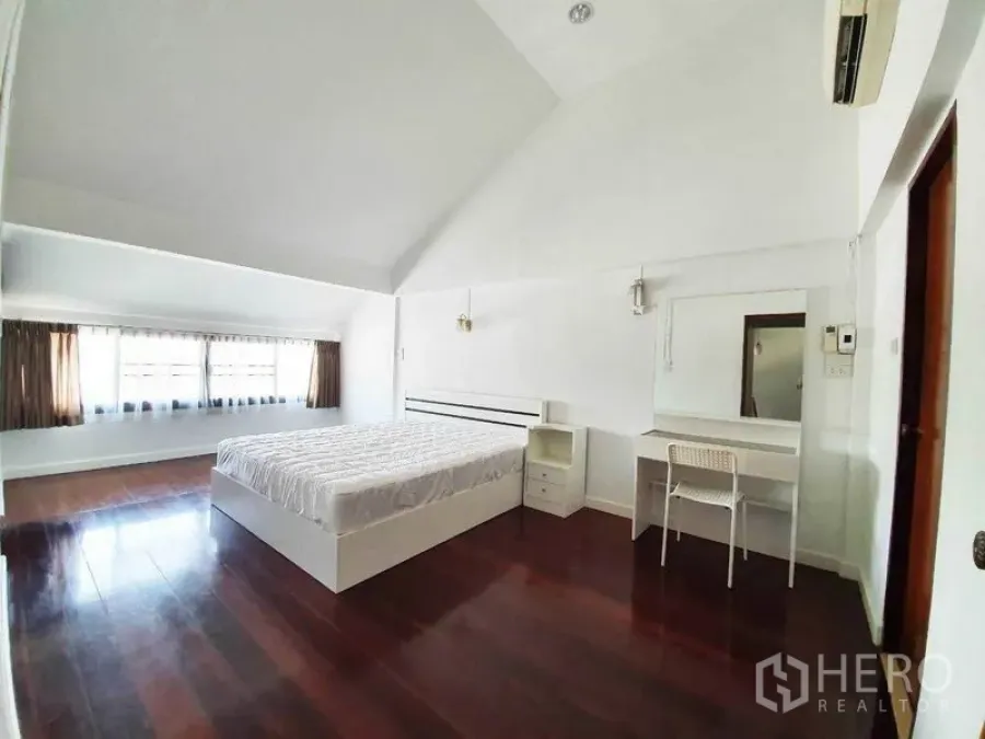 独立式住宅 出租在Phra Khanong, Bangkok - 主卧采光充足，挑高天花与大窗户，抛光木地板，位于Punnawithi苏坤逸出租独栋住宅内。