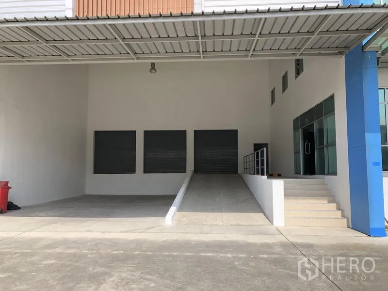 工厂 出租在Bang Sao Thong, Samut Prakan - 带雨棚的装卸月台，设有坡道、台阶和三扇卷帘门