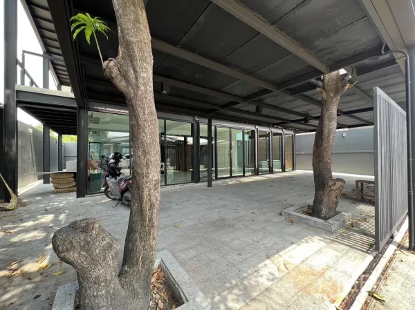 บ้าน ให้เช่าหรือขายในPhra Khanong, Bangkok - ที่จอดรถในร่มกว้าง มีช่องรอบต้นไม้ เชื่อมต่อประตูกระจกบานเลื่อนเข้าบ้าน