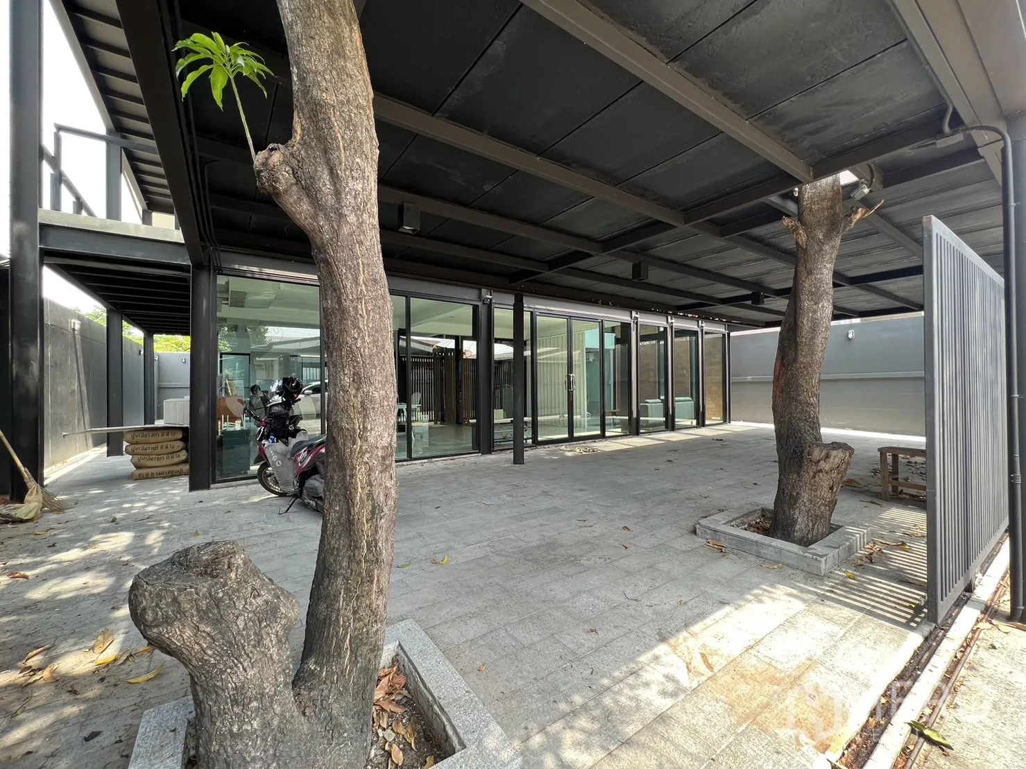 บ้าน ให้เช่าหรือขายในPhra Khanong, Bangkok - ที่จอดรถในร่มกว้าง มีช่องรอบต้นไม้ เชื่อมต่อประตูกระจกบานเลื่อนเข้าบ้าน