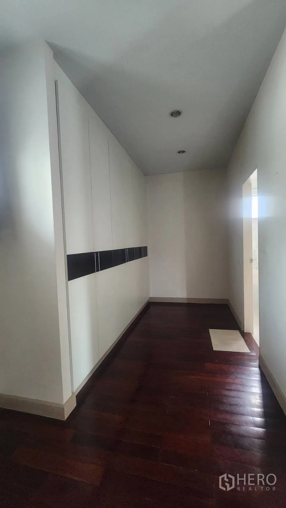 บ้านเดี่ยว for rent in Watthana, Bangkok - โถงชั้นบนพร้อมตู้เก็บของบิลท์อินยาวตลอดแนว
