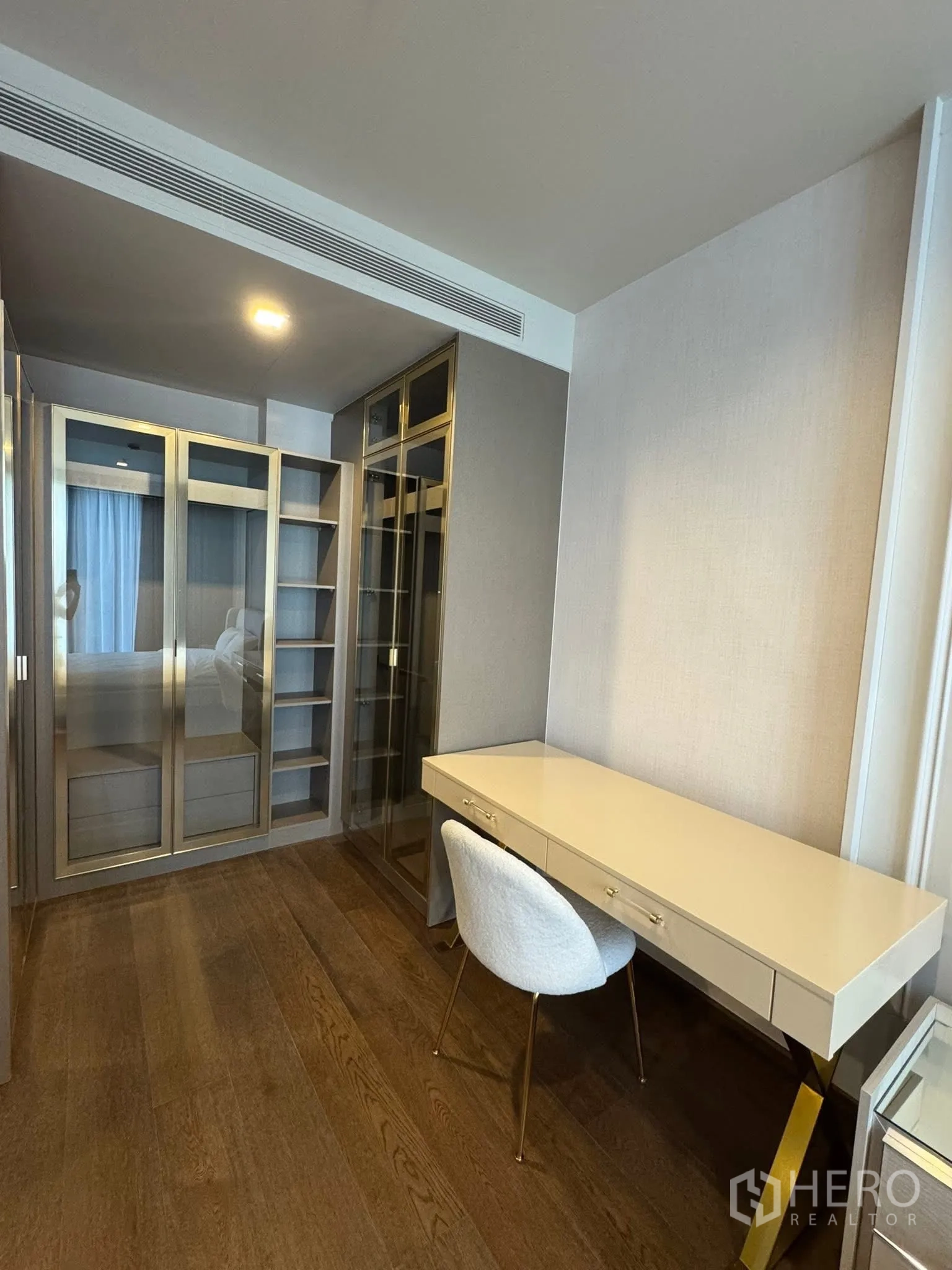 คอนโด for rent in Khlong Toei, Bangkok - มุมทำงาน โต๊ะบิลต์อินยาว และตู้เสื้อผ้าขอบสีทอง