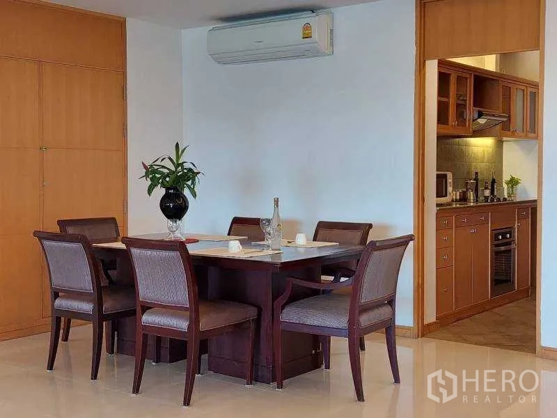 อพาร์ทเมนท์ ให้เช่า - มุมรับประทานอาหารโต๊ะหกที่นั่งติดทางเข้าครัว