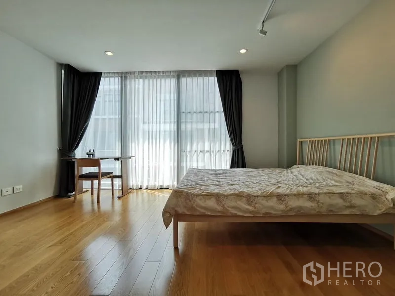 ทาวน์เฮาส์ ขาย - ห้องนอนสว่างด้วยม่านโปร่งตั้งพื้นจรดเพดานและหน้าต่างบานสูง