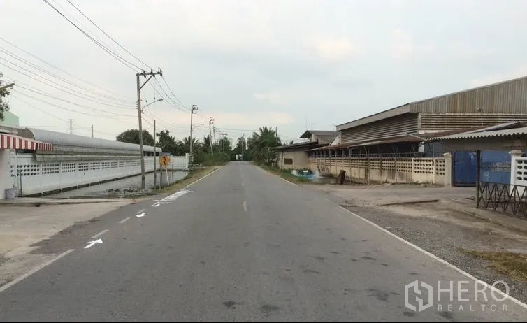 Warehouse for sale in Sai Noi, Nonthaburi - Quiet industrial access road approaching the warehouse in Nonthaburi.