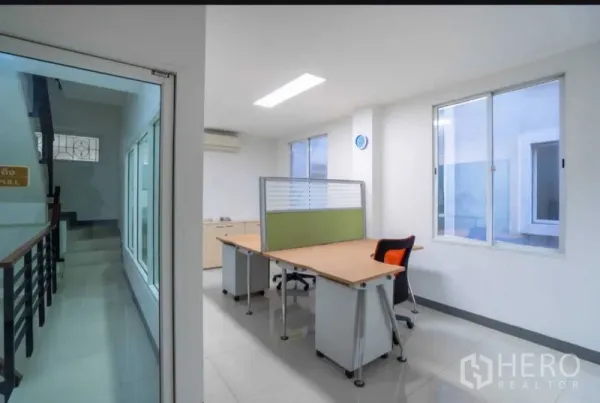 Home Office for rent or sale in Lat Krabang, Bangkok - Bright office floor with partitioned desks, tiled flooring and large windows.
