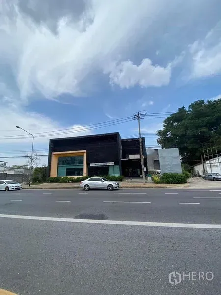 店屋 出租在Din Daeng, Bangkok - 丁登主干道上的现代店屋，黑色立面与大面积玻璃门面，临多车道道路。