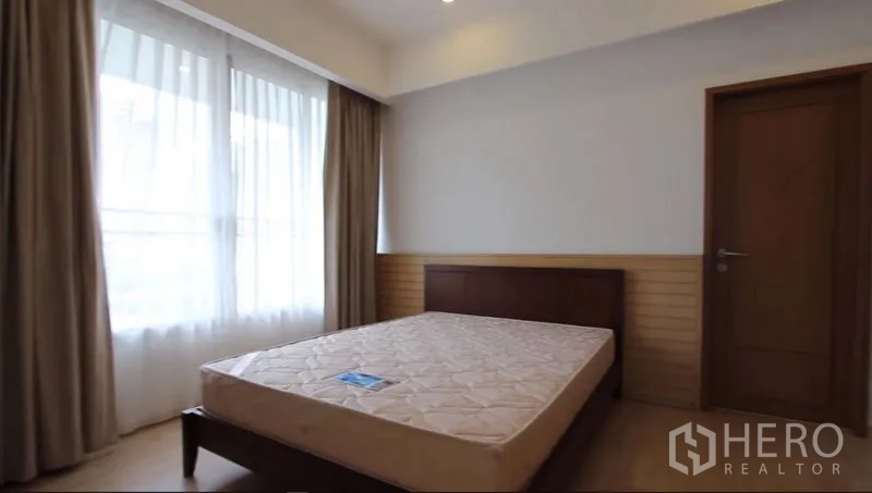 คอนโด ให้เช่าในWatthana, Bangkok - ห้องนอนอบอุ่น เตียงคู่หน้าต่างบานใหญ่ ม่านสีเอิร์ธโทน