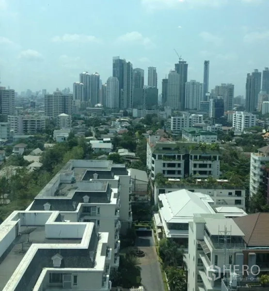 Condominium for rent in Khlong Toei, Bangkok - High-floor cityscape looking toward Thonglor and Sukhumvit.