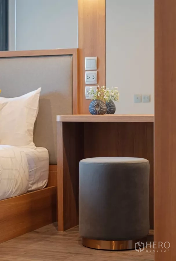 คอนโด ให้เช่าในChatuchak, Bangkok - โต๊ะข้างเตียงแบบแต่งตัวพร้อมสตูลและไฟนุ่มข้างหัวเตียงบุผ้า