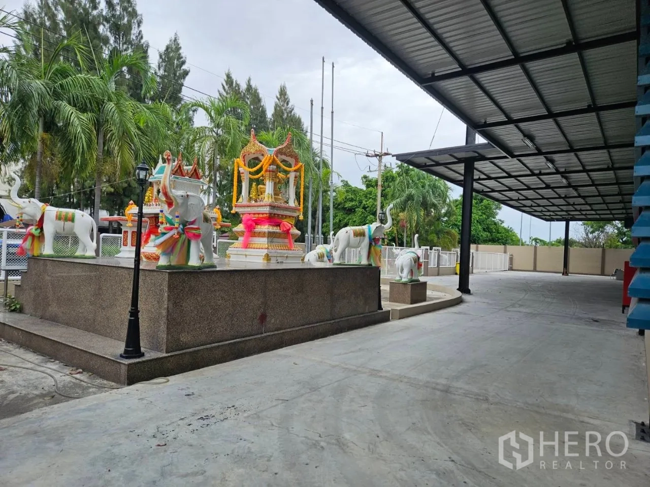 โรงงาน for rent in Si Racha, Chon Buri - ศาลพระภูมิยกพื้นพร้อมประติมากรรมตกแต่งข้างทางวิ่งของโรงงาน