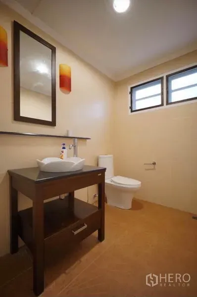 独立式住宅 出租在Bang Phli, Samut Prakan - 客卫，带台上盆、坐便器与高窗。