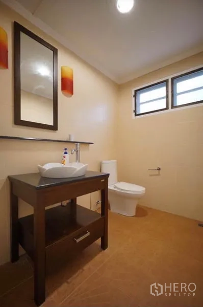 独立式住宅 出租在Bang Phli, Samut Prakan - 客卫，带台上盆、坐便器与高窗。