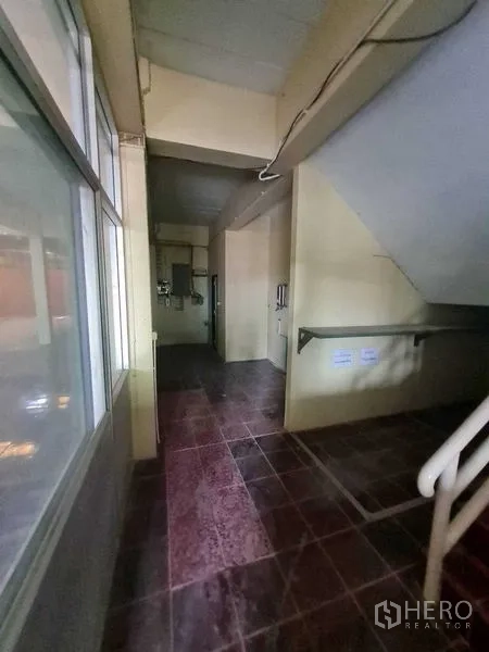 คลังสินค้า ให้เช่าในBang Yai, Nonthaburi - โถงทางเดินในอาคาร มีบันได แผงมิเตอร์ และพื้นกระเบื้องสีแดงเข้ม