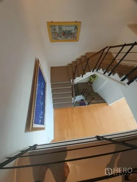 คอนโด ขายในWatthana, Bangkok - บันไดภายในราวเหล็ก มุมมองจากชั้นบน พร้อมภาพศิลป์แขวนผนัง