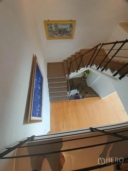 คอนโด ขายในWatthana, Bangkok - บันไดภายในราวเหล็ก มุมมองจากชั้นบน พร้อมภาพศิลป์แขวนผนัง