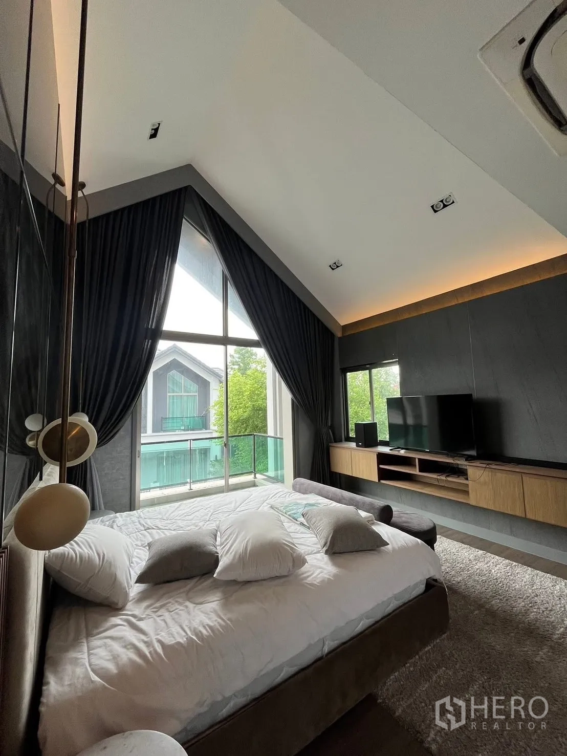 独栋房屋 for rent or sale in Bueng Kum, Bangkok - 主卧挑高天花，落地窗与小阳台景观。