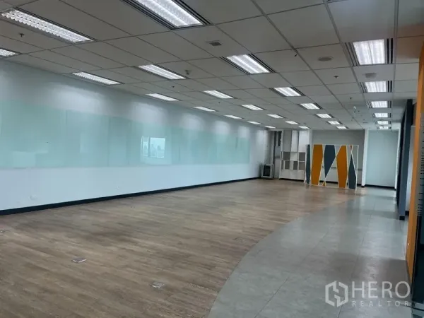สำนักงาน ให้เช่าในChatuchak, Bangkok - พื้นที่ทำงานขนาดใหญ่ พื้นลายไม้ ไฟฝ้ากริดสว่างทั่ว และกระจกไวท์บอร์ดยาวตลอดแนว