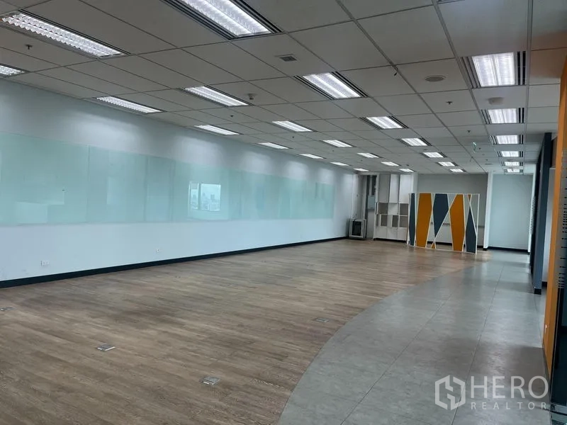 สำนักงาน ให้เช่าในChatuchak, Bangkok - พื้นที่ทำงานขนาดใหญ่ พื้นลายไม้ ไฟฝ้ากริดสว่างทั่ว และกระจกไวท์บอร์ดยาวตลอดแนว