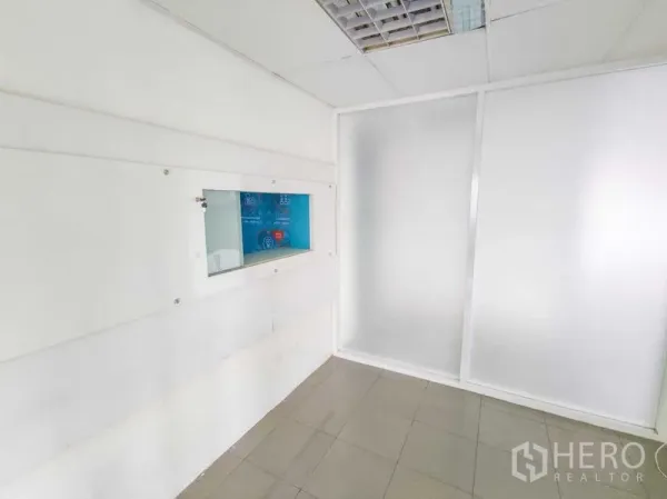 สำนักงาน ให้เช่าในRatchathewi, Bangkok - โถงต้อนรับ/ห้องอเนกประสงค์ขนาดเล็ก พร้อมผนังกระจกฝ้าและแผงแสดงผล