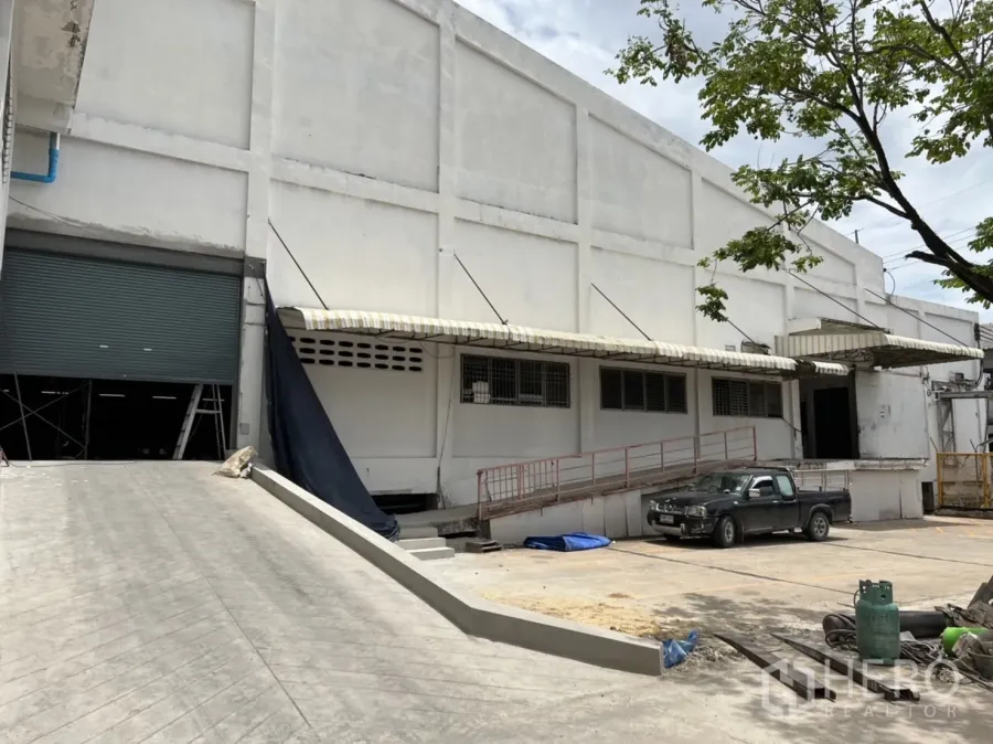 工厂 出租在Phra Samut Chedi, Samut Prakan - 工厂外立面设有高台装卸月台、卷闸门和卡车坡道。