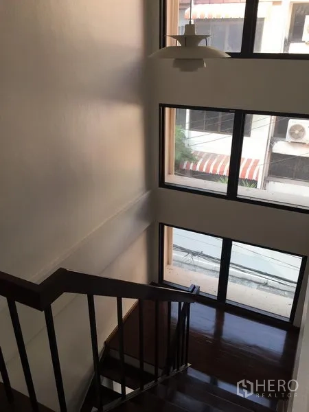 ทาวน์เฮาส์ ให้เช่าในKhlong Toei, Bangkok - บันไดไม้เข้ม พร้อมช่องแสงสูงรับแสงธรรมชาติ