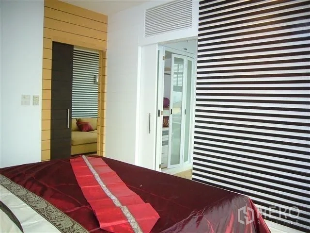 คอนโด ให้เช่าในKhlong San, Bangkok - ห้องนอนพร้อมตู้บิวท์อิน ผนังตกแต่งลายขวาง และประตูกระจกสู่ห้องน้ำ