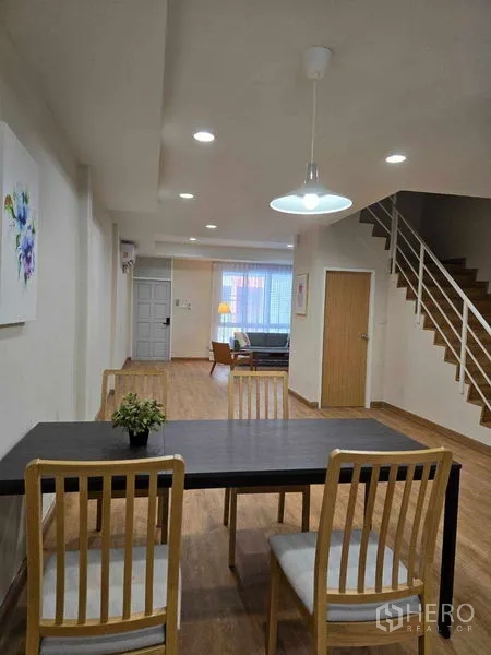 ทาวน์เฮาส์ ให้เช่าในBang Na, Bangkok - มุมมองจากโซนทานอาหารไปยังนั่งเล่นด้านหน้าและบันได