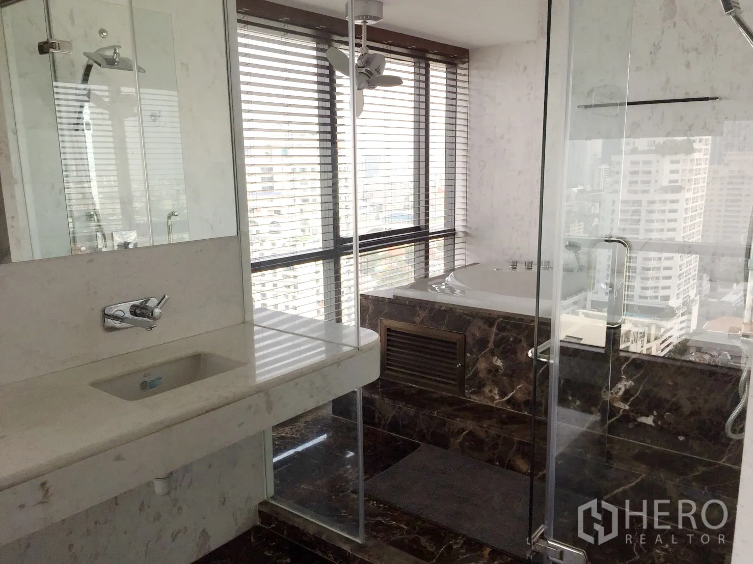 คอนโด ให้เช่าในWatthana, Bangkok - ห้องน้ำหรู อ่างอาบน้ำหินอ่อน โซนฝักบัวกระจก เคาน์เตอร์กว้าง มองเห็นวิวเมือง