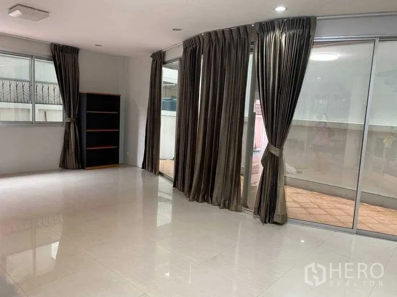 สำนักงานที่บ้าน ให้เช่าในKhlong Toei, Bangkok - ห้องอเนกประสงค์สว่าง ประตูกระจกบานเลื่อนและผ้าม่าน เปิดออกสู่เทอเรส