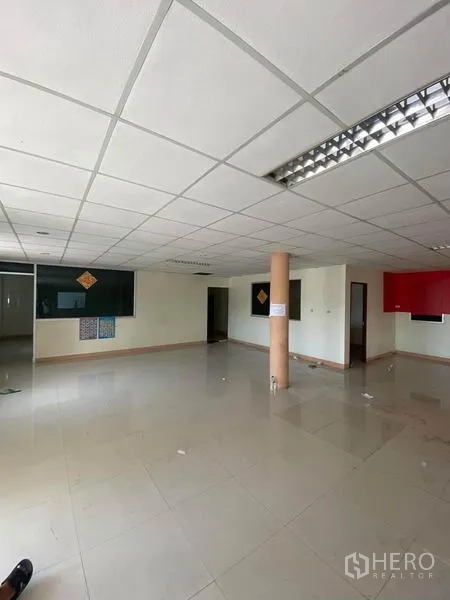 工厂 出租在Samut Sakhon - 开放式办公室，荧光灯照明，玻璃隔断与瓷砖地面，布局灵活。