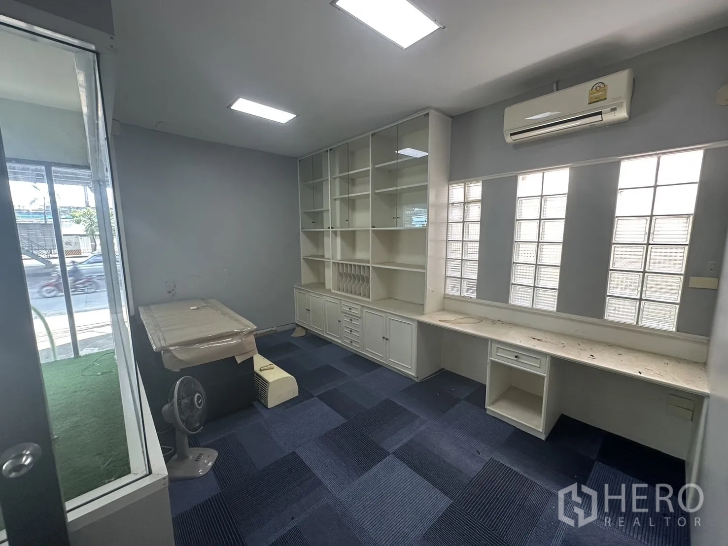 零售空间 出租在Suan Luang, Bangkok - 小型办公室，内置柜体，窗机空调与玻璃砖窗。