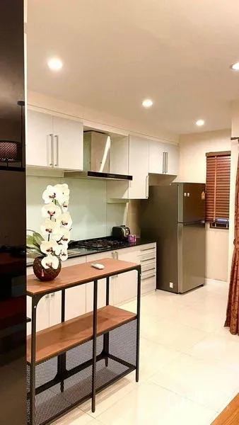 ทาวน์เฮาส์ ให้เช่า - ห้องครัวบิวท์อินสว่างตา ตู้สีขาว ผนังกระจก และตู้เย็นสเตนเลส