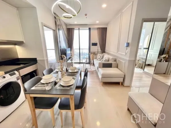 คอนโด ให้เช่าในKhlong Toei, Bangkok - พื้นที่รับประทานอาหารขนาดกะทัดรัดติดครัวบิวท์อิน พร้อมเครื่องซักผ้า เชื่อมต่อสู่ระเบียงและห้องนั่งเล่น