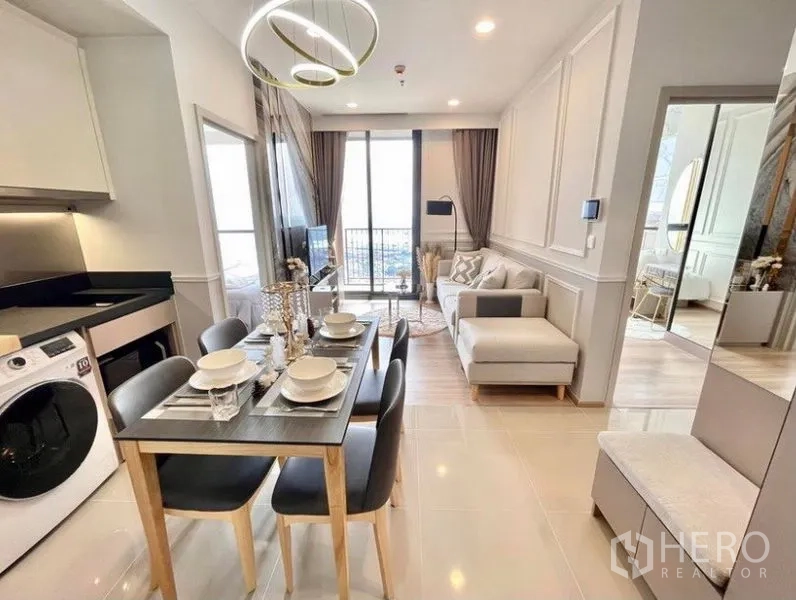 คอนโด ให้เช่าในKhlong Toei, Bangkok - พื้นที่รับประทานอาหารขนาดกะทัดรัดติดครัวบิวท์อิน พร้อมเครื่องซักผ้า เชื่อมต่อสู่ระเบียงและห้องนั่งเล่น