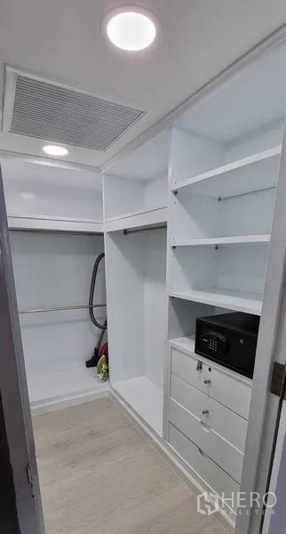公寓 出租在Khlong Toei, Bangkok - 步入式衣帽间，内置层架、抽屉、挂衣区与保险箱。